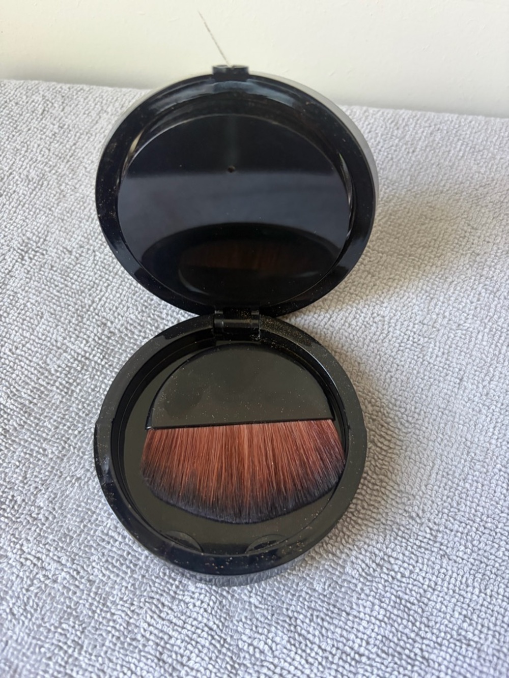 Giorgio Armani Luminous Silk Golden Glow Highlighter - Picture 2 of 10